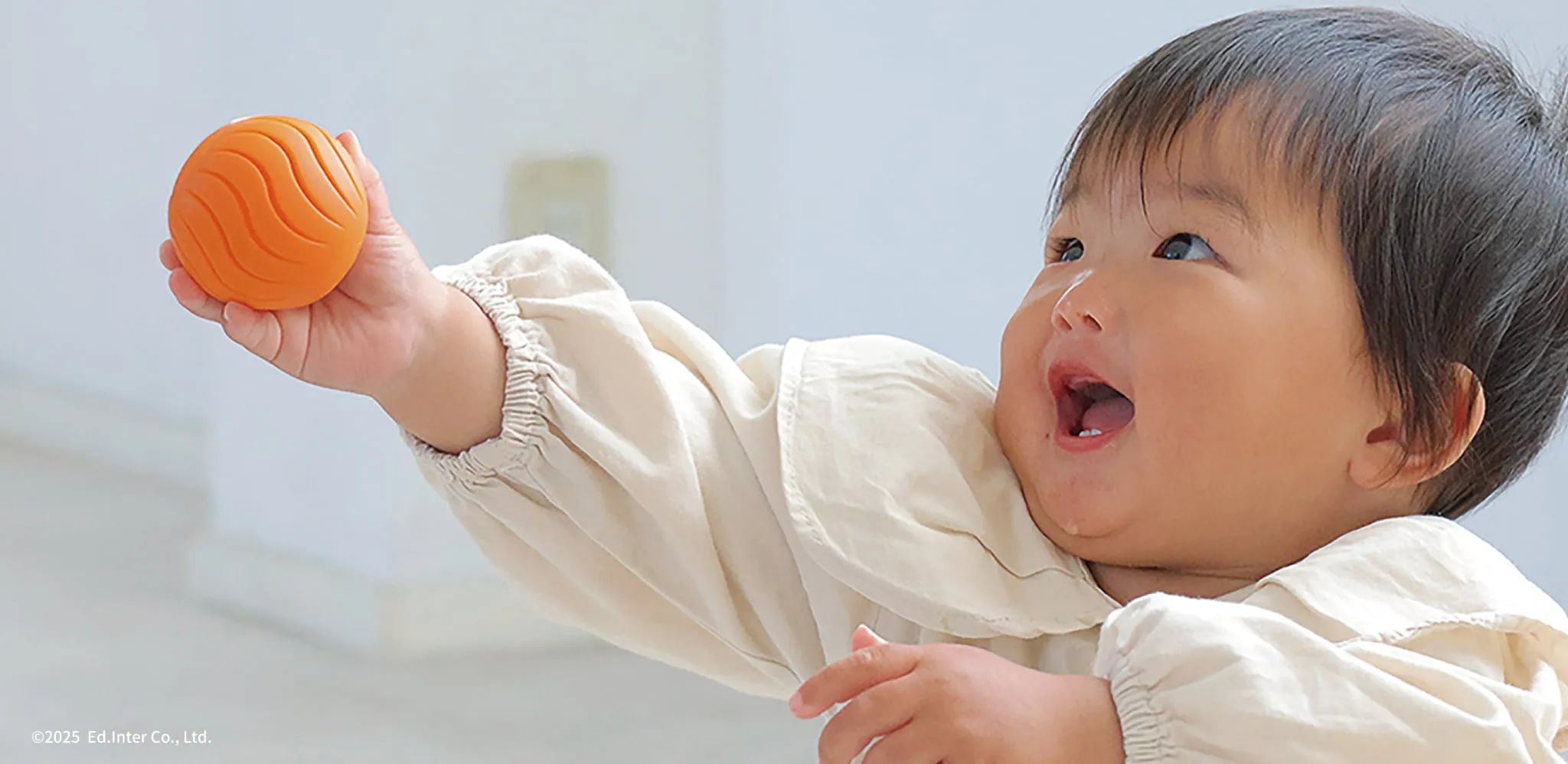 出産祝い・ファーストトイにおすすめのtaftoys「しろくまのスタッキングドロップボール」