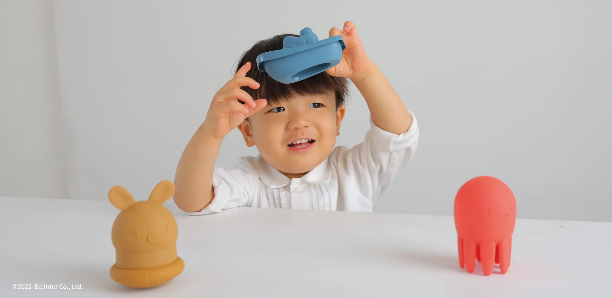 出産祝い・ファーストトイに人気のフード付きタオル＆水遊びお風呂のおもちゃ｜taftoys「はじめてのバスタイムトイセット」