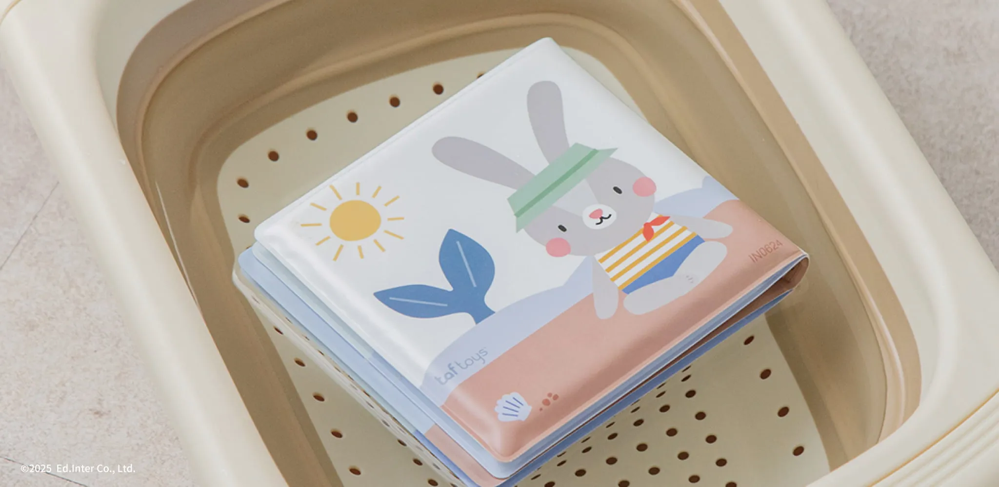 出産祝い・ファーストトイに人気のフード付きタオル＆水遊びお風呂のおもちゃ｜taftoys「はじめてのバスタイムトイセット」