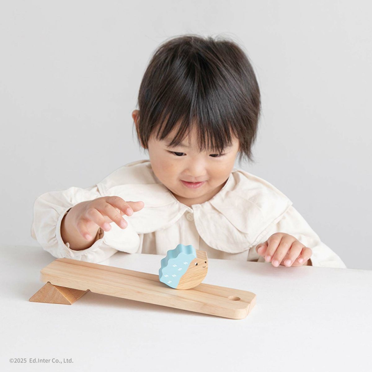 知育玩具「とことこスロープトイ ハリー」で遊ぶ子ども｜木のおもちゃ GENI（ジェニ）