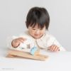 知育玩具「とことこスロープトイ ハリー」で遊ぶ子ども｜木のおもちゃ GENI（ジェニ）