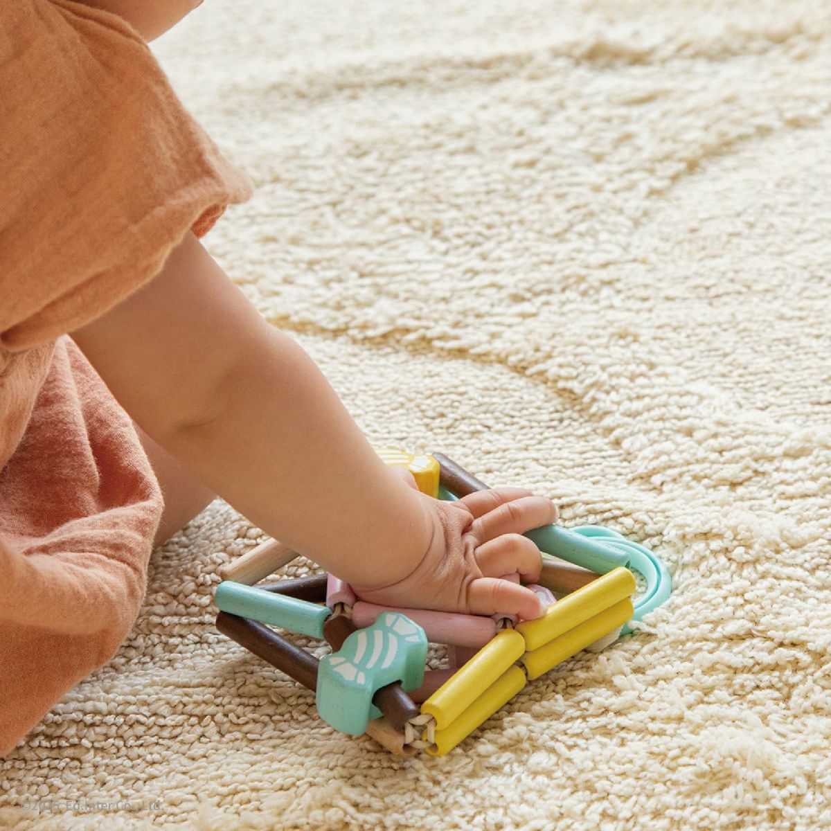 出産祝いにおすすめのGENI（ジェニ）幼児教室監修の知育玩具｜ポケット知育「にぎにぎキャンディ」木製のラトルボール