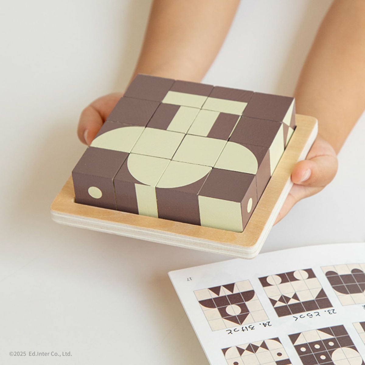 家族みんなで楽しめる知育玩具｜GENI（ジェニ）ポケット知育「チョコっとパズル」｜キューブを組み合わせ絵柄を完成させる脳トレパズル